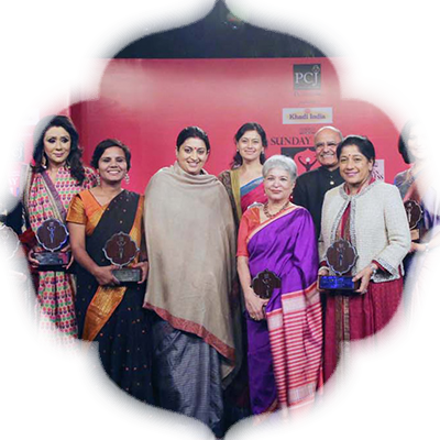 Devi awardees with Union Minister for Textiles Smriti Z Irani and Prabhu Chawla