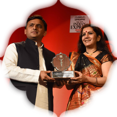 Malvika Hariom, singer receives the award for putting a song in everyone’s heart