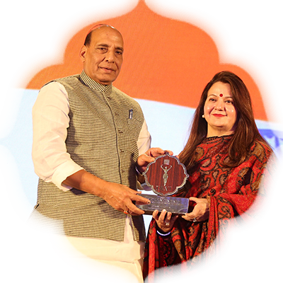 Union Minister Rajnath Singh presenting the Devi Award to Social Entrepreneur Kiran Chopra.