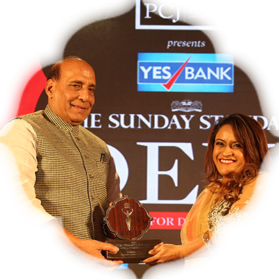Celebrity Image Consultant Rohini Iyer poses with the Devi Award alongside Union Minister Rajnath Singh (L) and TNIE Editorial Director Prabhu Chawla (R).