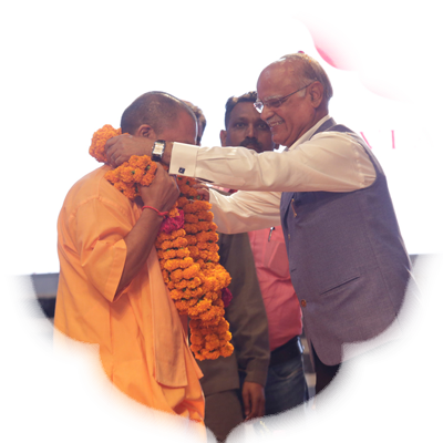 The New Indian Express editorial director Prabhu Chawla, presenting a garland to UP chief minister Yogi Adityanath