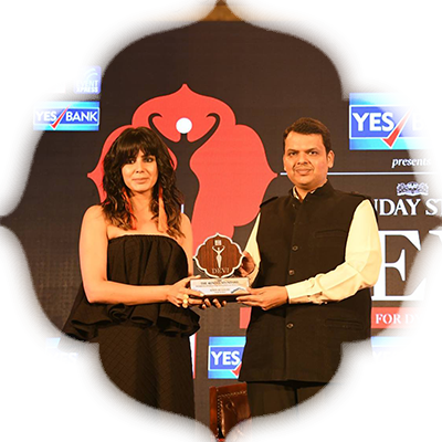 Actor Kirti Kulhari receiving the Devi Award