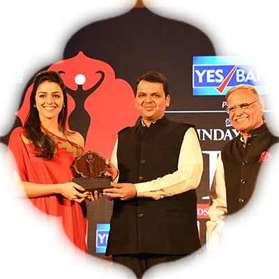 Financial entrepreneur Raakhe Kapoor Tandon receiving the Devi Award