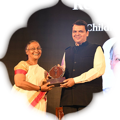 Children's activist Renu Gavaskar receiving the Devi Award