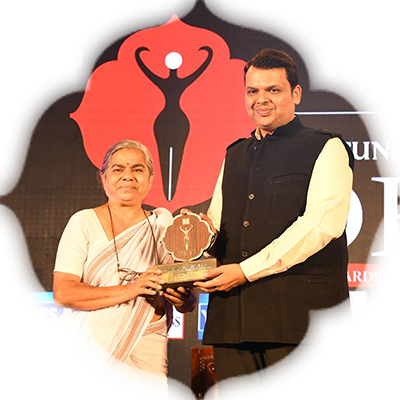 Doctor Smita Kolhe receiving the Devi Award