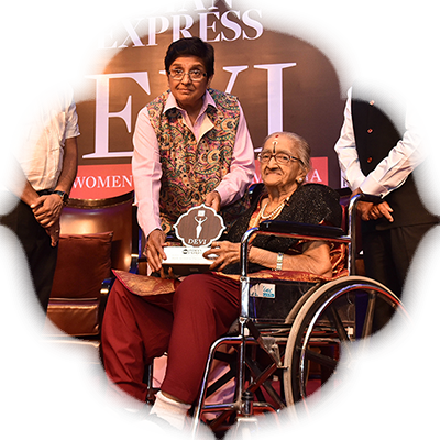 Educationist Rajalakshmi Y G Parthasarathy receives the Devi Award from Kiran Bedi as G S Vasu, the editor of The New Indian Express group and TNIE editorial director Prabhu Chawla look on