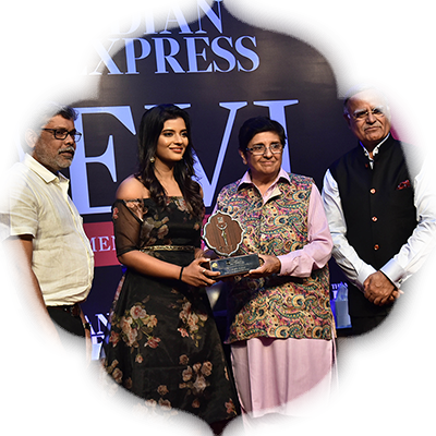 Actor Aishwarya Rajesh receives the Devi Award from Kiran Bedi as G S Vasu, the editor of The New Indian Express group and TNIE editorial director Prabhu Chawla look on