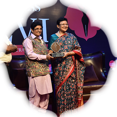 Rice historian Sheela Balaji receives the Devi Award from Kiran Bedi as G S Vasu, the editor of The New Indian Express group and TNIE editorial director Prabhu Chawla look on