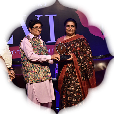 Art curator Sharan Apparao receives the Devi Award from Kiran Bedi as G S Vasu, the editor of The New Indian Express group and TNIE editorial director Prabhu Chawla look on