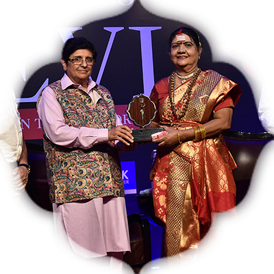 Folk artist Vijayalakshmi Navaneethakrishnan receives the Devi Award from Kiran Bedi as G S Vasu, the editor of The New Indian Express group and TNIE editorial director Prabhu Chawla look on