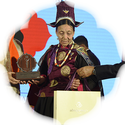 Environmentalist Tersing Chondol receives her trophy from the minister and an Ahujasons shawl from TNIE Editorial Director Prabhu Chawla