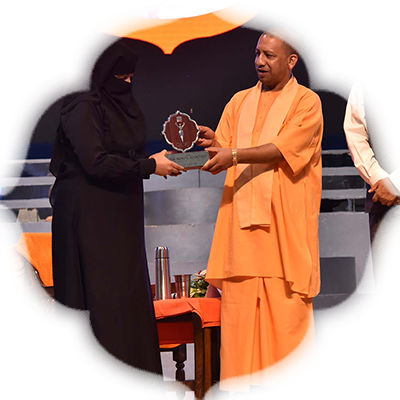 Nida Khan of Haq Foundation collects her award