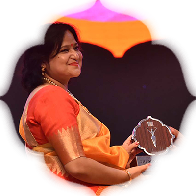 Roti Woman Shobha Thakur gets the award for her social work through the Roti Kapda Foundation