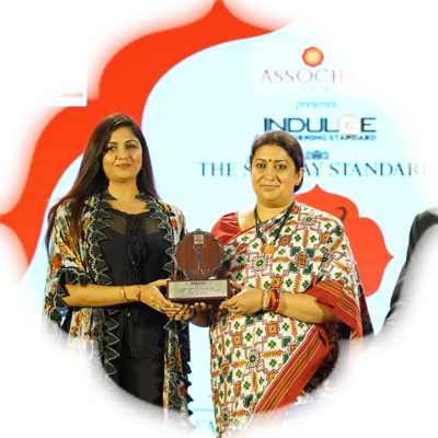 Lifestyle entrepreneur Ritu Agarwal receives her accolade from the honourable minister Smriti Irani and Prabhu Chawla