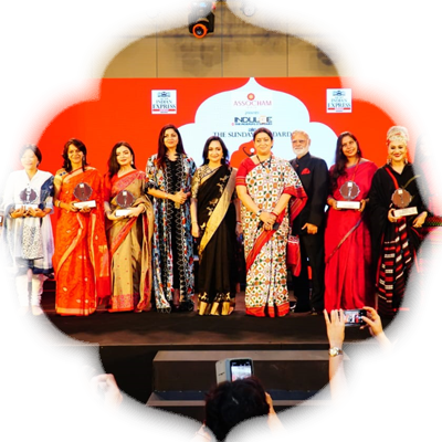 A group picture of all the recipients with Smriti Irani, Union Minister of Textiles and Women and Child Development, <br/>The New Indian Express Editorial Director Prabhu Chawla and Manoj K Sonthalia, Chairman and Managing Director of Express Publications, Madurai.