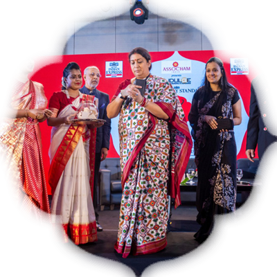 CEO of The New Indian Express Group Lakshmi Menon, Chairman of the Express Publications Manoj K Sonthalia, Neha Sonthalia and <br/>editorial director of the New Indian Express Group Prabhu Chawla look on as Smriti Irani picks a winner from the lucky draw at The Devi Awards.