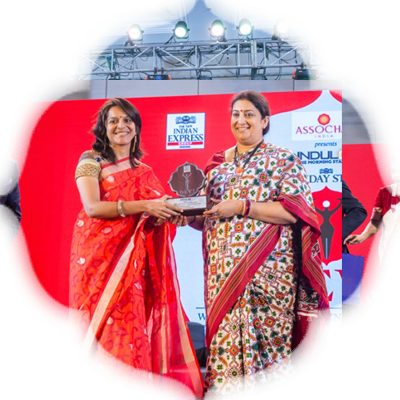 Ekta Jaju receives her award from Smriti Irani