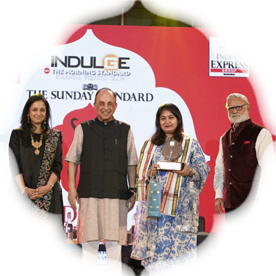 Richa Agarwal receives award from Dr Subramanian Swamy
