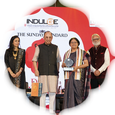 Sabhamitra Bandyopadhyay receives award from Dr Subramanian Swamy