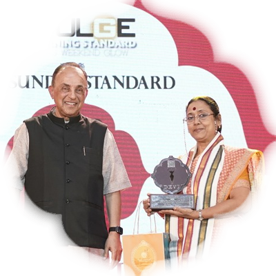 Vandana Alase Hazra receives award from Dr Subramanian Swamy 