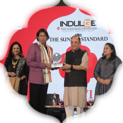 Cricketer Jhulan Goswami receives award from Dr Subramanian Swamy and Joita Sen, director of Senco Gold and Diamonds
