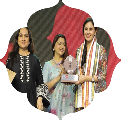 Shivika __Goenka, __Educationist _and fashion __entrepreneur receives the award, in presence of Madhu Neotia (in black) on stage