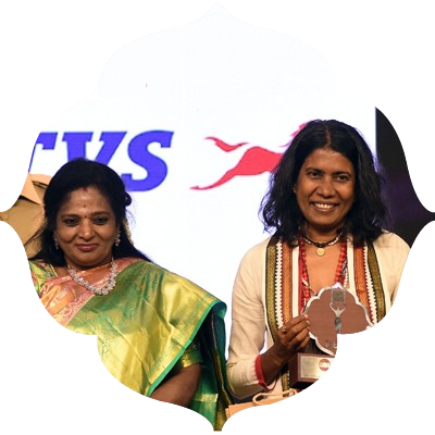 Uma Prajapati receive the Devi award from Governor of Puduchery and Telangana Tamilisai soundararajan