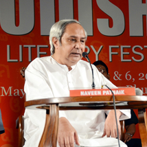 Editorial Director of The New Indian Express Prabhu Chawla with Chief Minister Naveen Patnaik during the concluding session