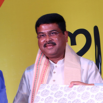 TNIE Editor GS Vasu and Prabhu Chawla present Union Minister Dharmendra Pradhan with a memento