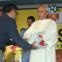 Deputy Resident Editor of TNIE Siba Mohanty presenting a flower boquet to Odisha Chief Minister Naveen Patnaik