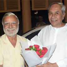 Chief Minister Naveen Patnaik being welcomed with flowers by Editorial Director of The New Indian Express Prabhu Chawla during the Odisha Literary Festival 2019