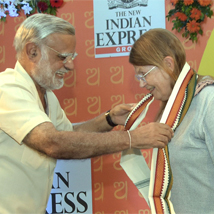 Author Gillian Wright being felicitated by Editorial Director of The New Indian Express Prabhu Chawla at the end of 'Mishti The Mirzapuri Labrador' and other tales' session