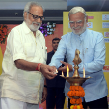 Governor Prof. Ganeshi Lal (Centre), lighting the ceremonial lamp in the presence of Editorial Director of The New Indian Express Prabhu Chawla (Right) and legendary poet Jayant Mohapatra