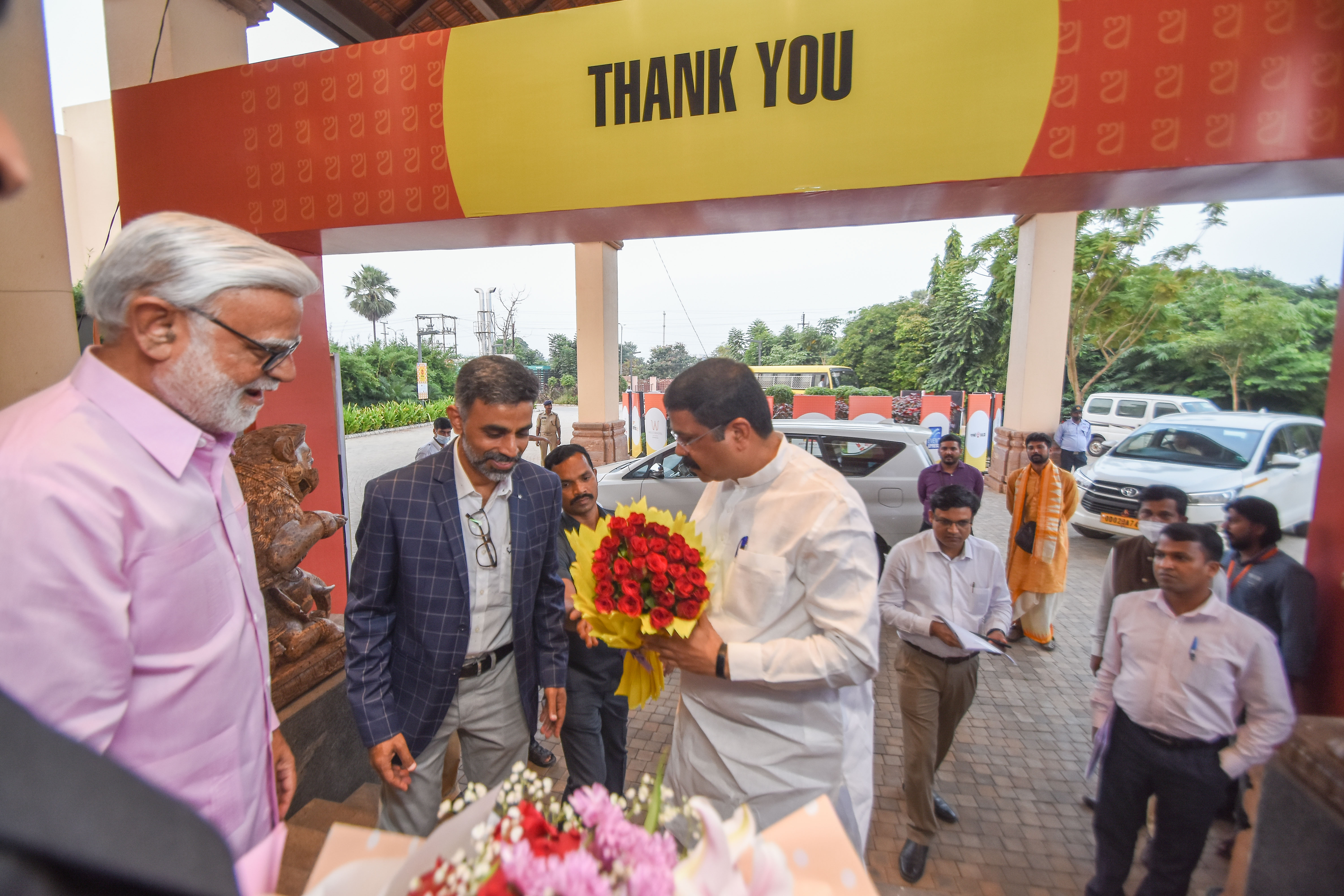 Union Minster Dharmendra Pradhan being welcome by TNIE Resident Editor Siba Mohanty and TNIE Editorial Director Pabhu Chawla on the first day Odisha Literay Festival in Bhubaneswar - Express / DEBADATTA MALLICK