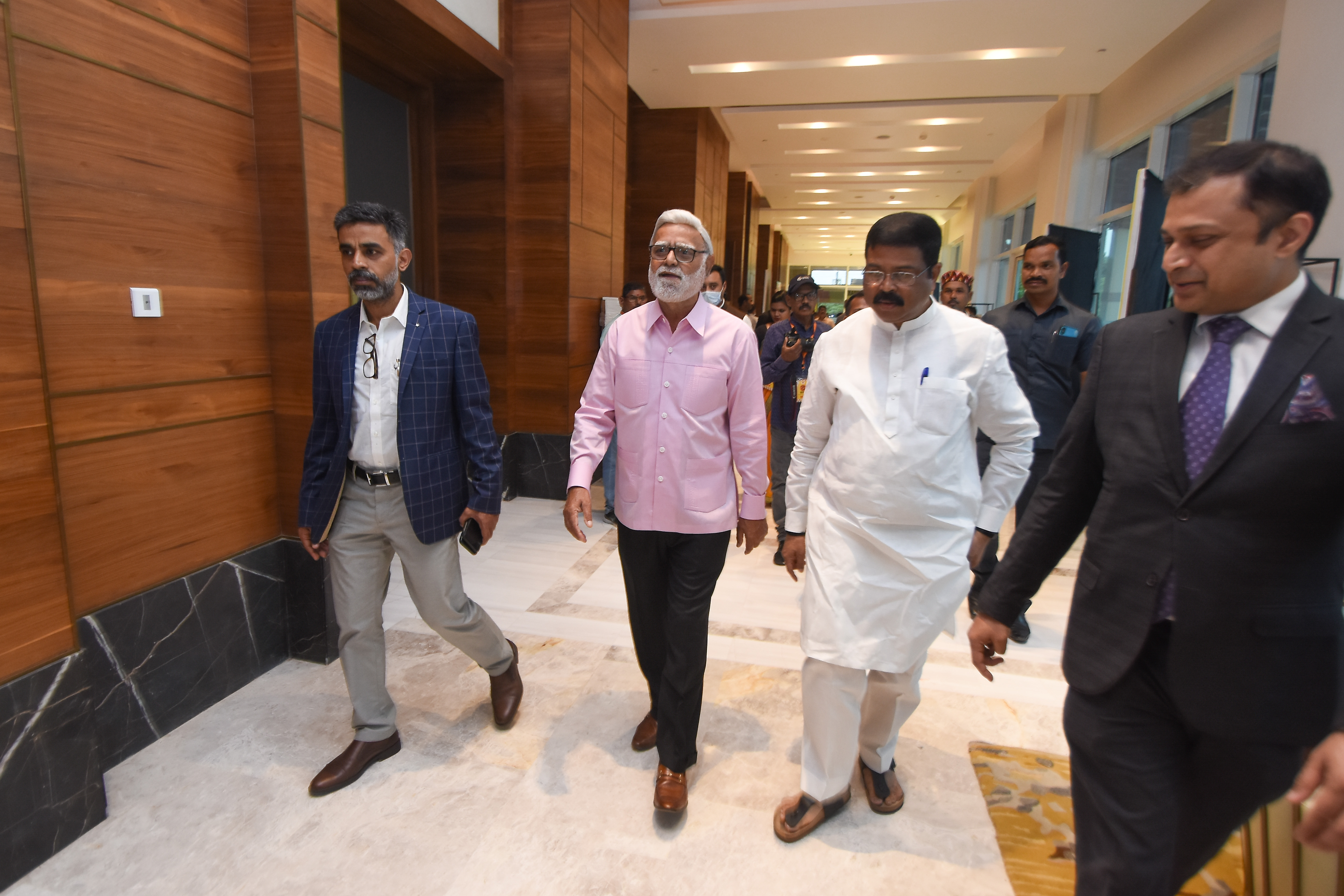 Union Minster Dharmendra Pradhan being welcome by TNIE Resident Editor Siba Mohanty and TNIE Editorial Director Pabhu Chawla on the first day Odisha Literay Festival in Bhubaneswar - Express / DEBADATTA MALLICK