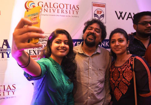 Film Institute students take a selfie with Cinematographer-Filmmaker Santosh Sivan