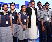 Students pose with Kailash Satyarthi