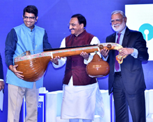 Sastra University Vice- Chancellor Vaidhyanathan presents a memento to  Ramesh Pokhriyal 'Nishank', Minister of HRD, after the later delivaring his speach on the topic 'The New Education Policy: Break from the Past' at a session chaired by Prabhu Chawla, Editorial Director, The New Indian Express at the ThinkEdu conclave 2020 hosted by The New Indian Express