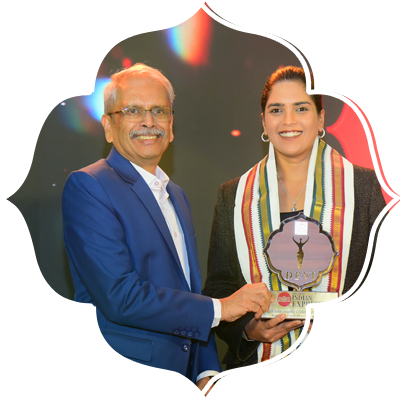 Veda Krishnamurthy, Former Cricketer & Broadcaster receiving the award.