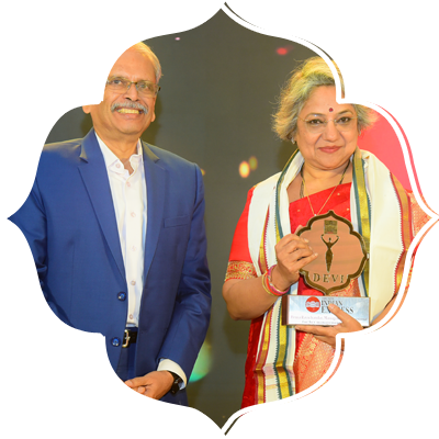 Hema Ravichandar, Management Professional receiving the award.