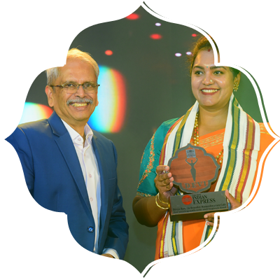 Divya Raghavendra Rao, Co-founder Rameswaram Cafe receiving the award.