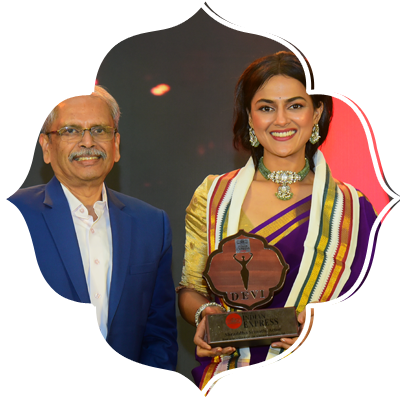 Shraddha Srinath, Multilingual Actor receiving the award.