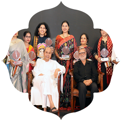 Former Chief Minister Naveen Patnaik and TNIE Editorial Director Prabhu Chawla with Devi Awards winners