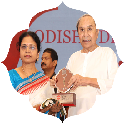 Former Chief Minister Naveen Patnaik presenting Odisha Devi Awards to Jyotirmayee