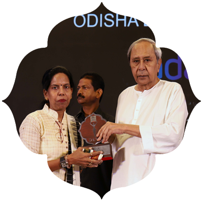 Former Chief Minister Naveen Patnaik presenting Odisha Devi Awards to Manasi Pradhan daughter of Shyamani Devi