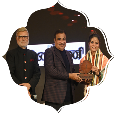 Union Road, Transport and Highways minister Nitin Gadkari, Prabhu Chawla( Editorial Director, New Indian Express) and Delhi CM Rekha Gupta present Devi award to Simran Sharma (Para Champion).