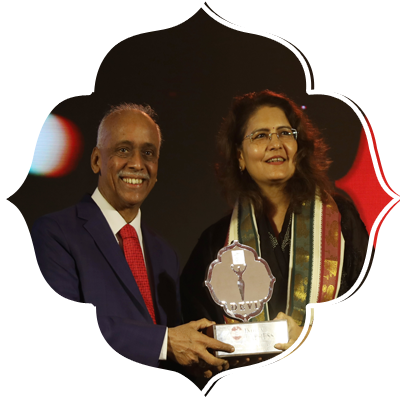 Rekha Lahoti, CEO Kalakriti India, Bridging Cultures through art receiving the award.