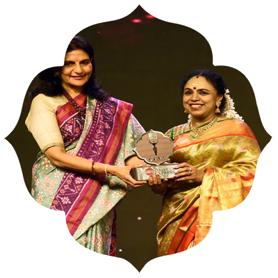 Sudha Ragunathan, the legendary Carnatic vocalist, shines with elegance as she is honoured with the prestigious Devi Award